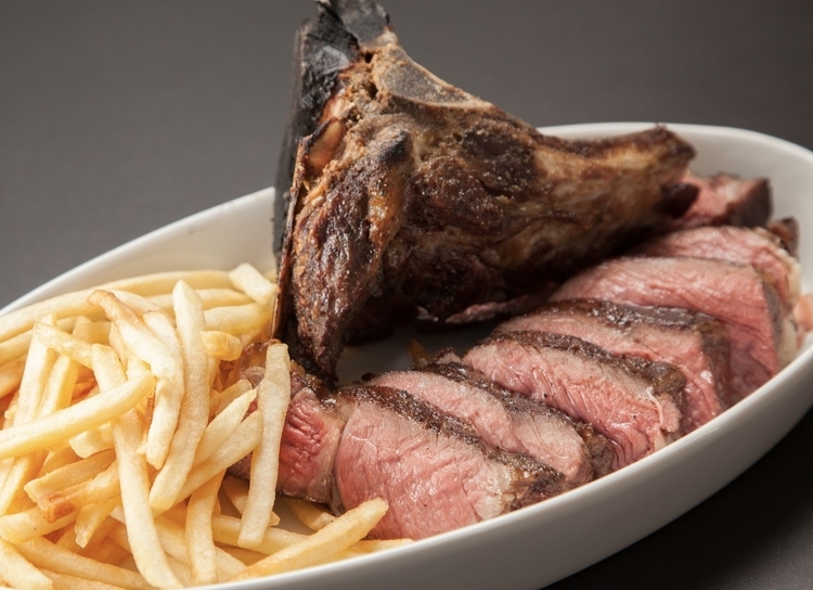 信州の千代幻豚や熟成牛を薪火でじっくり炙り焼きに