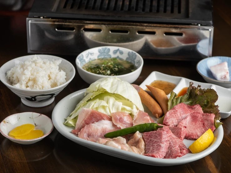 【塩焼肉 金兵衛】のランチ「大皿盛定食」