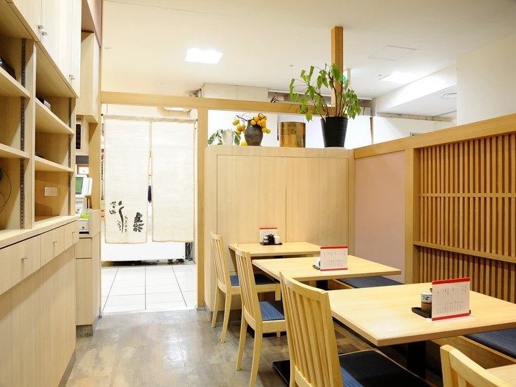 【川魚料理うなぎ魚治】の店内