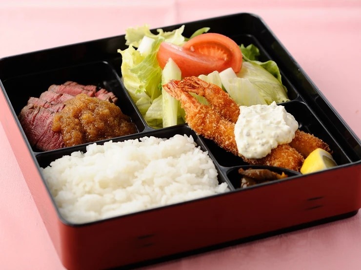  【レストラン　ビスク】の「グリーンサラダのフィレステーキ弁当」