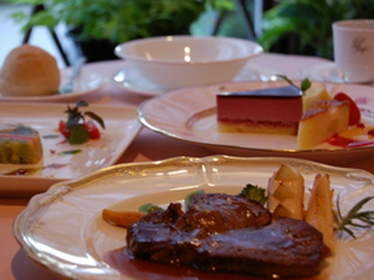 【フランス料理　レストラン　ポールロジェ】ランチの一例「牛フィレステーキのランチ」