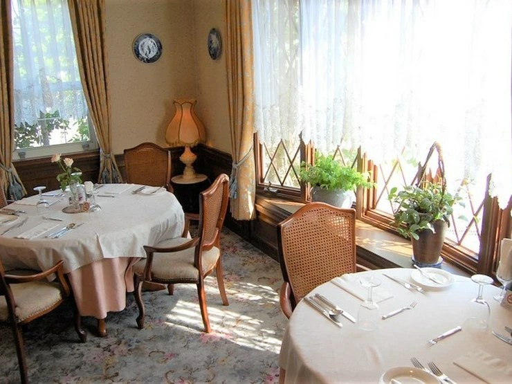 【フランス料理　レストラン　ポールロジェ】の内観