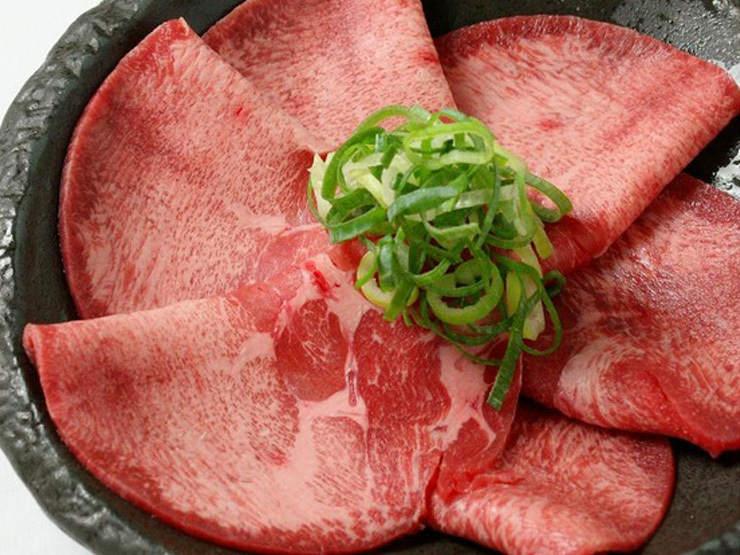 【焼肉肉匠 牛膳姫路駅前店】の厚切りタン