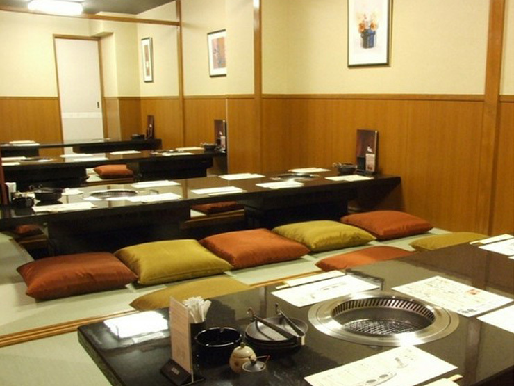 【焼肉肉匠 牛膳姫路駅前店】の掘りごたつ個室