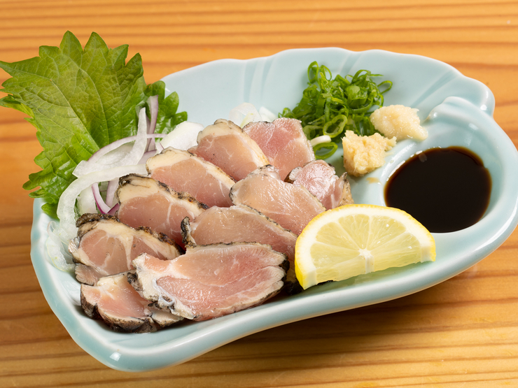 【炭火串焼き　朱蔵】の『淡路島元気鶏ももタタキ』