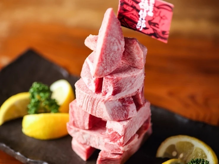 【特選肉　徳侍郎】の『極上厚切りタン2人前～（写真は2人前）』