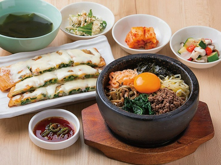 Korean Restaurant 210のチーズチヂミ・石焼ビビンバセット