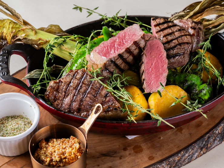 BRASSERIE LE VINの北海道45日間ドライエイジング牛ロース肉のステーキ