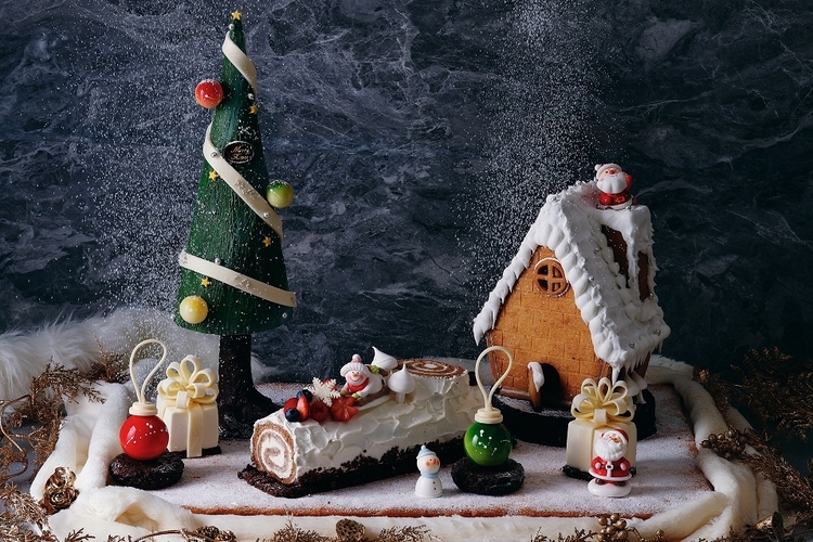 縦45㎝×横63㎝×高さ35㎝（４～６名様用）89,100円。クッキー生地のヘキセンハウス、チョコレートのクリスマスツリーやオーナメント、切り株のロールケーキなど、クリスマスモチーフがたっぷり詰まったシェフ渾身の作品です。（限定３セット）