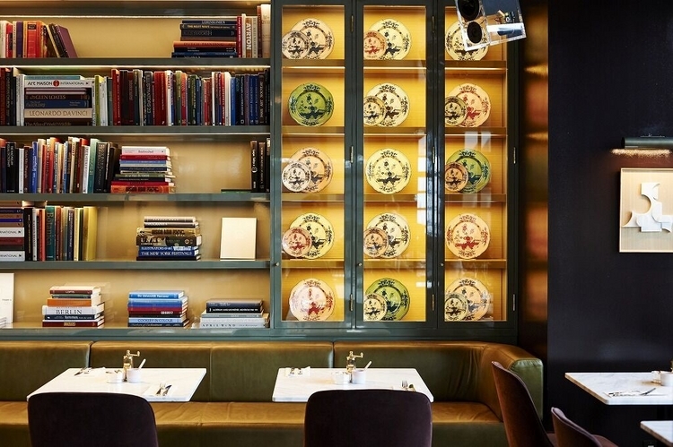 ©anson smart  海外の本や食器が飾られた、壁一面のインテリア