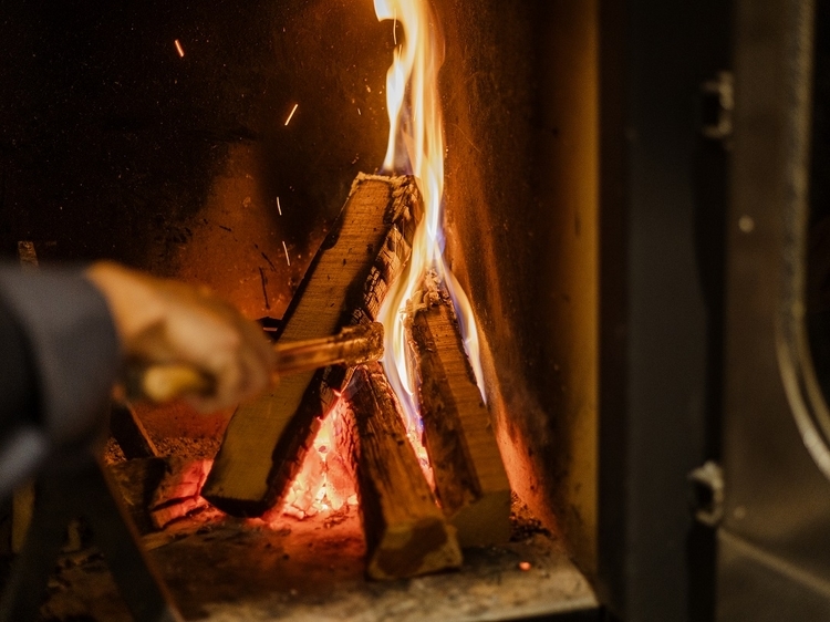 厨房の奥にある薪窯。入店の頃に薪がくべられ熾火づくりがスタート