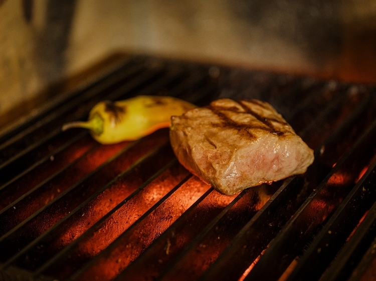 熾火になったらそのやわらかな熱で時間をかけて肉を焼きます