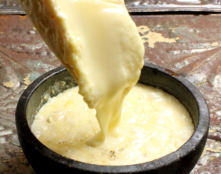 目の前でチーズが投入される『5種チーズの石焼チーズリゾット』（2～3人前1980円・税別）
