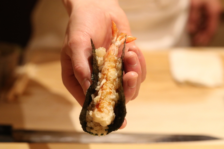 【天婦羅みやしろ】の揚げたての天ぷらを、シャリとのりで柔らかく包んだ名物『海老天海苔巻き』