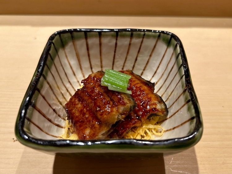小さな鰻重『鰻小丼』。愛知県・三河一色の鰻を、蒸さずに関西風にパリッと地焼き