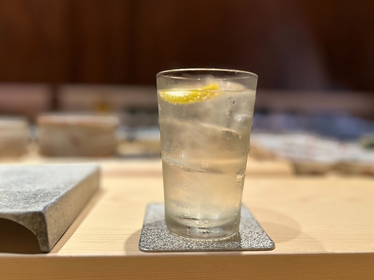 飲み放題に含まれている『お寿司屋さんのレモンサワー』。ご自身でもチョイスできますが、食事との相性を考えられた「乾杯」＋「起・承・転・結」の計5杯のペアリングもあります