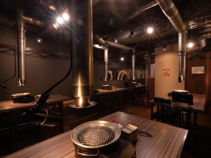 ゆったりとくつろげるスタイリッシュな店内。デートや少人数での食事はもちろん、大人数での焼肉宴会にも幅広く対応