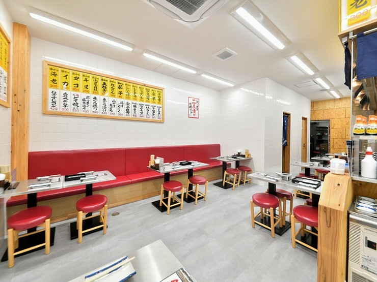 新世界 ふじやまのどことなくレトロな雰囲気の店内