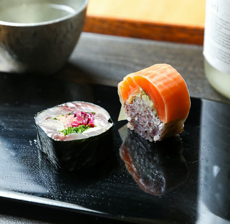 鮨処　海月の〆鯖海苔巻き（左）・ふくいサーモン棒寿司（右）