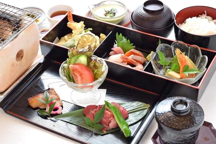 四季折々の食材を散りばめ、目と舌で楽しめる華やかな和食の数々