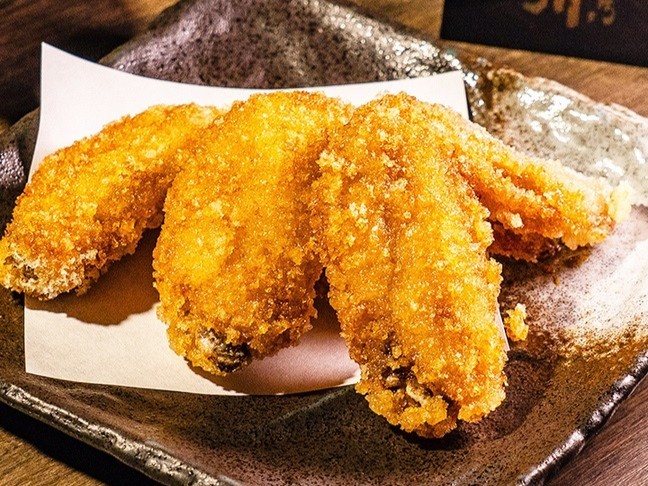 外はザクザク、中はジューシーな新名物『金手羽』