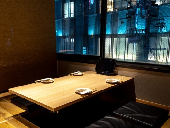 【手羽八　名駅店】の内観