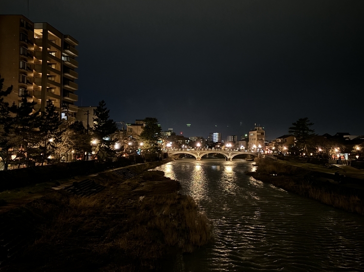 お店を後にすると、すっかり夜になった浅野川にかかる「梅ノ橋」が目の前に。そこから望む「浅野川大橋」はライトアップされ、昼とは全く異なる美しい姿を見ることができます