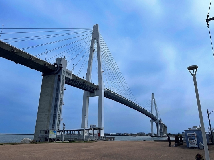 富山新港にかかる新湊大橋。毎日、日没の30分後～22：00までライトアップされます