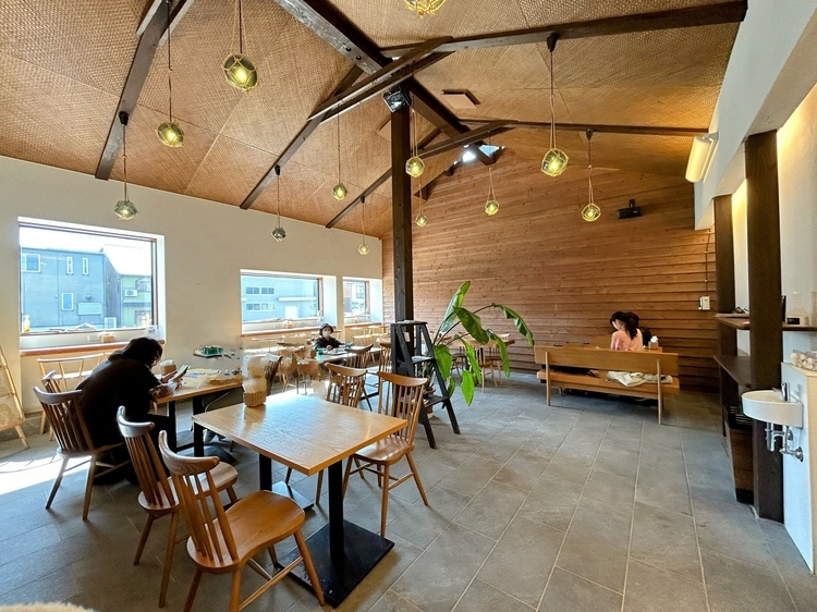 築100年以上の旧廻船問屋「渡辺邸」を改装したカフェ＆ギャラリー。開放感に溢れています