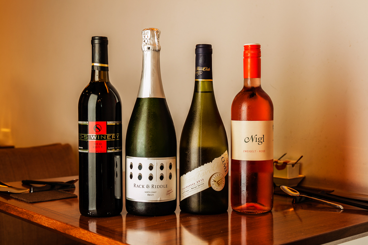 赤と白、ロゼ、スパークリングまでが揃うワインは約60種をオンリスト