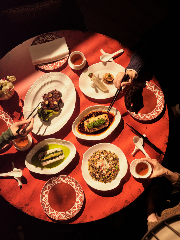 『北京ダック 虎景軒オリジナルスタイル ダックロールとリエット キャビア クリスピーカップ』や『蒸し鶏の冷菜 上海風葱と生姜の翡翠ソース』などをシェアスタイルで