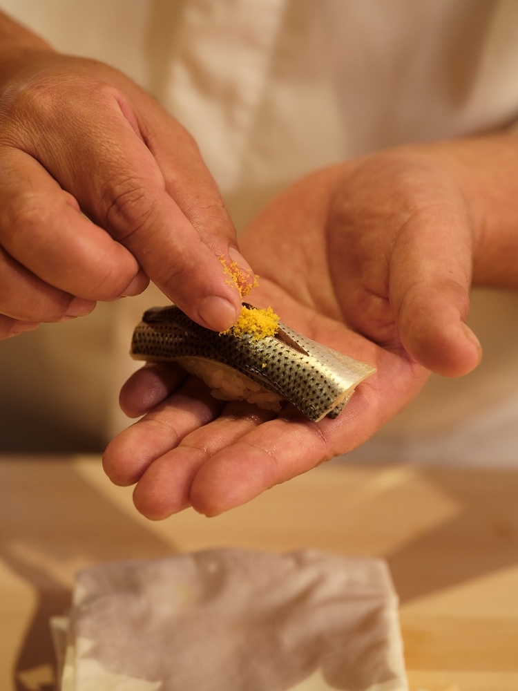 江戸前鮨を代表する小鰭の握り。シャリは、赤酢と黒酢のブレンドまたは白酢による２種類をネタによって使い分けています