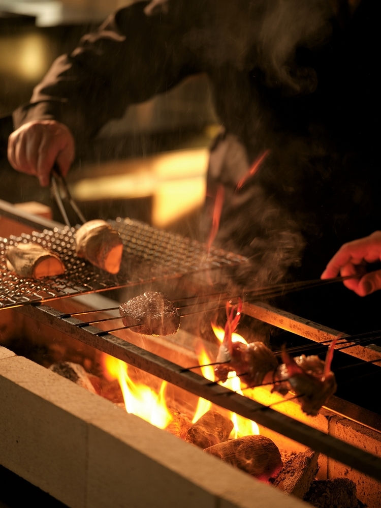 伝統的な炭火焼きを現代風にアレンジした料理の数々は、出来上がるまでの様子もまたご馳走です。活気ある店内で、シェフとの会話もお楽しみください