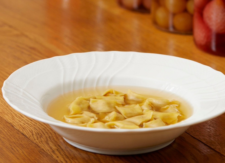 2,500円。アニョロッティとは、ピエモンテの方言で「ラビオリ」という意味。北イタリアの伝統的なパスタで、丁寧にとったブロードと合わせていただきます。とても澄んだあじわいが印象的なスープで、胃に染みわたります。