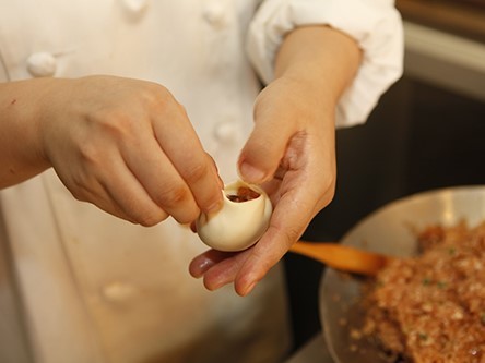 横浜中華街名物『正宗小籠包』を作っているところ