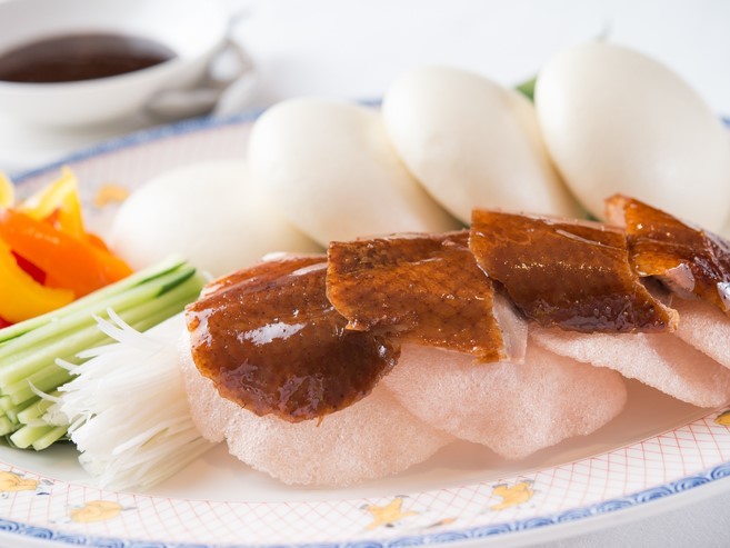 横浜中華街 萬珍樓 本店の定番の人気料理『窯焼き北京ダック』
