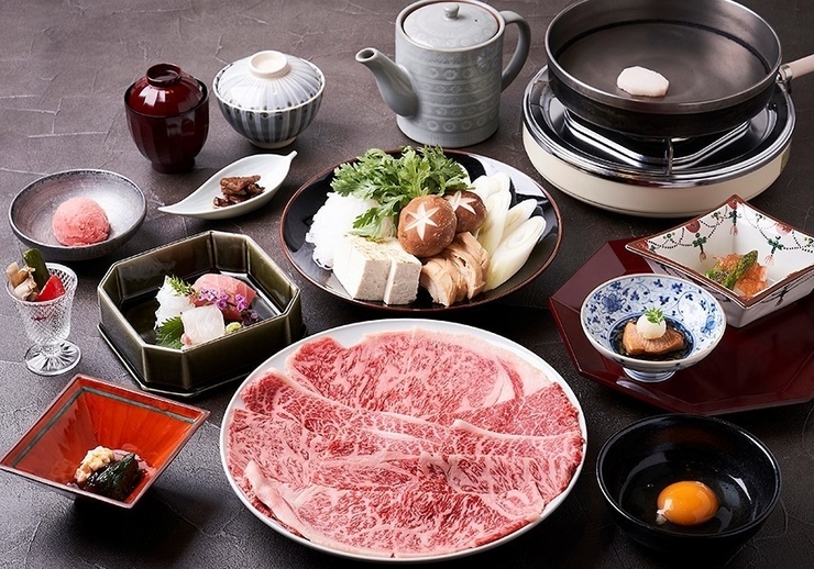 熟成適サシ肉と熟成赤身肉の食べ比べができる「蒸気車コース」など、極上のお肉をこだわりの割り下で存分に楽しめます