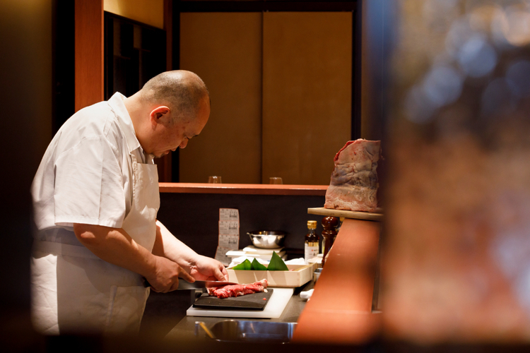 料理人歴45年の大ベテラン、岡﨑睦料理長。15の歳からこの道一筋。鮨に天ぷら、そして肉とさまざまなジャンルに精通してきた