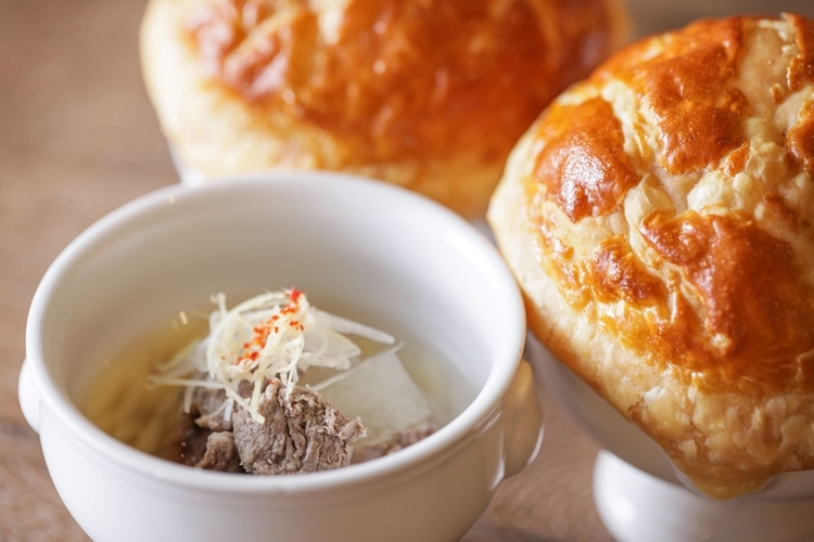 牛筋ときのこ、トゥベッティを入れた生姜風味のヘルシーパイ包みスープ