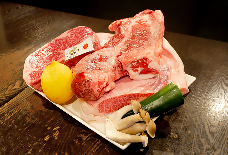 神戸牛のサガリ、ロース、上カルビなど極上の肉を常に揃えています
