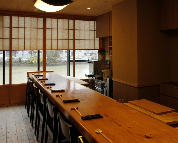 那珂川の景色が見られる店内は、京都・鴨川の川床のような雰囲気