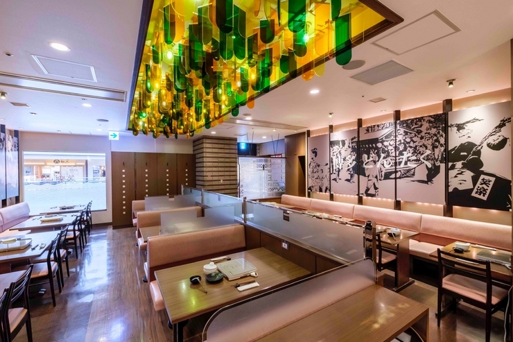 博多名物“どんたく”と“山笠”をモチーフにした壁画が、本場の活気を演出。お祭りのような賑やかさの中で、福岡のソウルフードを存分に満喫できます