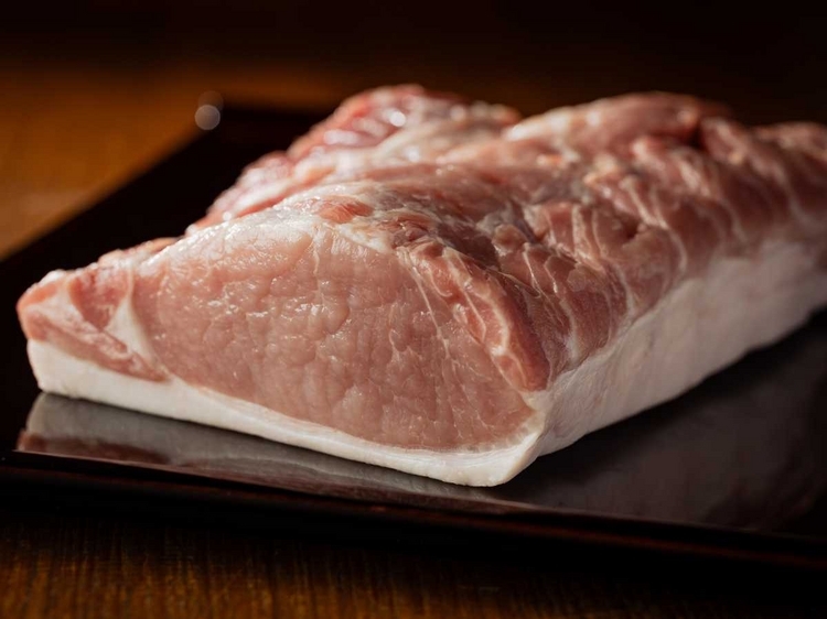 誰にでも愛される癖のない兵庫・神戸ポークや旨味濃厚な北海道・どろぶたなど個性の違う豚肉をを２〜３種厳選。ロースは200gか100gを選べる