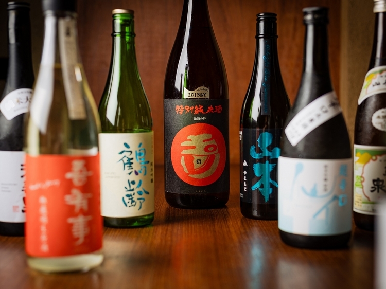 味わいの違うもの、季節限定品など、いろんな人の好みに合うよう10種類近い日本酒が多彩に揃えられている