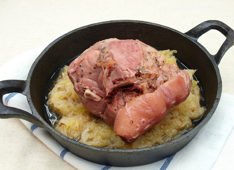 豚スネ肉をブイヨンで煮込んだドイツ肉料理の王様『アイスバイン』1200円(税込)