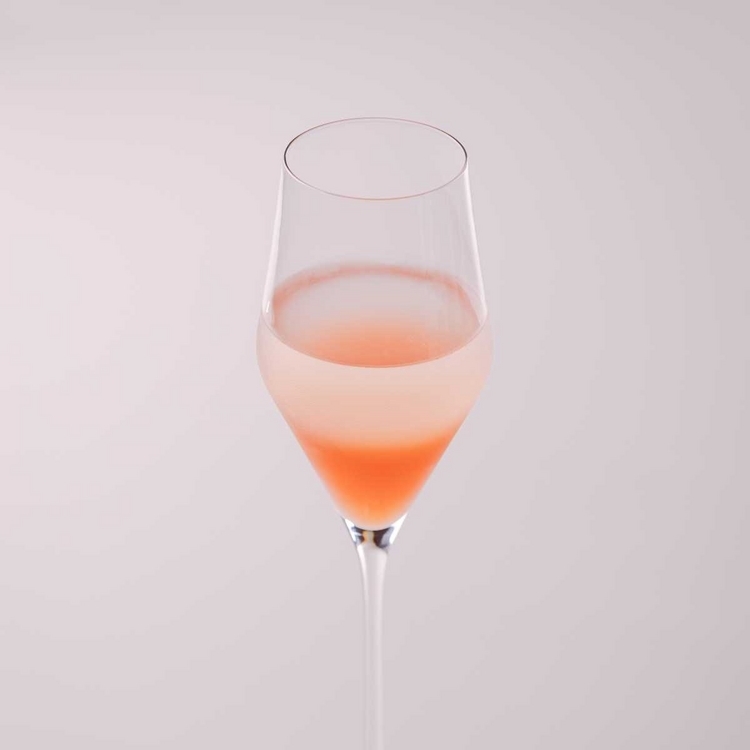 ピーチジュースやグレナデンシロップ、ソーダを組み合わせた桃の風味がさわやかなノンアルコールスパークリングドリンク。ピンクの色合いも美しく、気分も盛り上げてくれます。