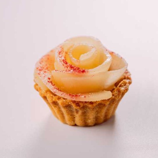 タルト生地にバジル香るアーモンドクリームを絞り、桃をバラに見立てたタルト。見た目も華やかです。