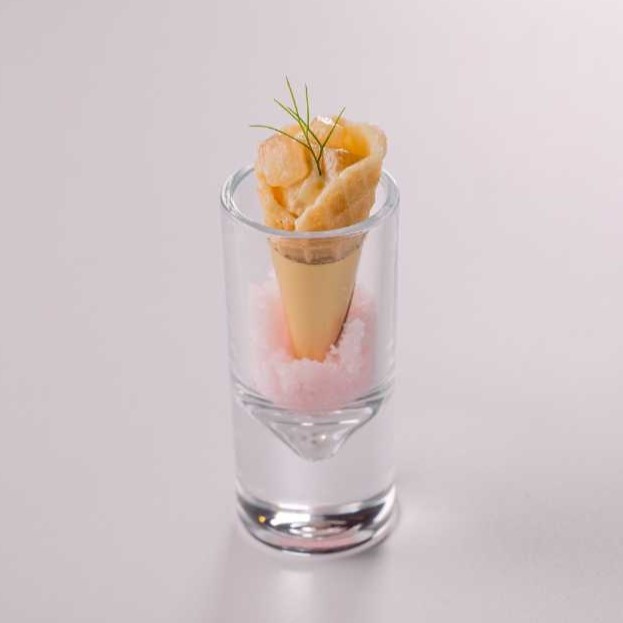 桃と海老のタルタルをアイスクリームに見立てたかわいらしい一品。一口サイズで楽しめます。