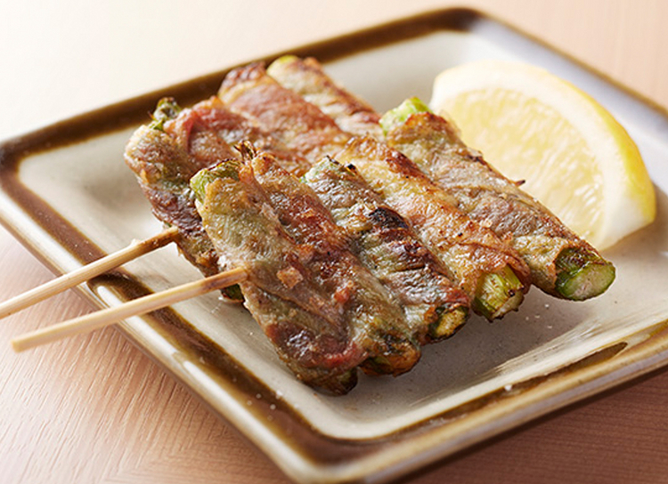 名物の『あすぱら巻』。アスパラに薄い豚バラ肉を巻き付けた1番人気の串焼きです