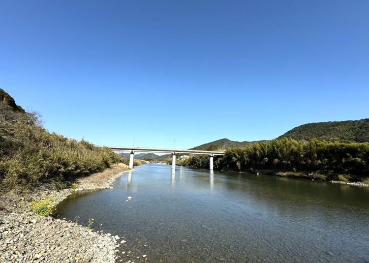 高知県の中西部に位置する四万十町。「日本最後の清流」と呼ばれる四万十川の中流域にあり、東南部は土佐湾に面しています